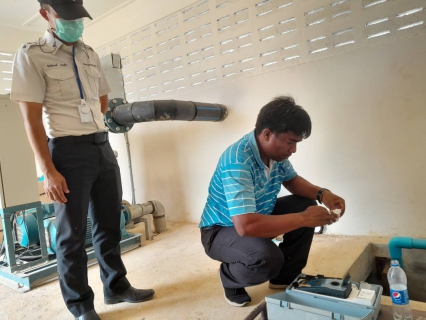 ไฟล์แนบ วันศูกร์ที่ 7 กรกฎาคม 2566 นายสุรพงศ์ สมหวัง ผจก.กปภ.สาขากาญจนดิษฐ์ มอบหมายนายวราพงษ์ ทองเทพ หัวหน้างาน 8 งานผลิตพร้อมพนักงานในสายงานผลิต ออกพื้นที่ตรวจสอบคุณภาพน้ำประปา โดยการตรวจวัดค่าคลอรีนคงเหลือ ค่าความขุ่นในน้ำประปา ค่าความเป็นกรดเป็ฯด่าง  ณ เรือนจำกลางจังหวัดสุราษฎร์ธานี ตำบลพลายวาส อำเภอกาญจนดิษฐ์ จังหวัดสุราษฎร์ธานี โดยเป็นการตรวจสอบและควบคุมคุณภาพน้ำประปาในระบบจ่าย ตามโครงการจัดการน้ำสะอาด (WSP) ตามจุดควบคุมตรวจสอบตามแผนที่กำหนด ผลการตรวจสอบคุณภาพน้ำเป็นไปตามเกณฑ์มาตรฐาน กปภ. 