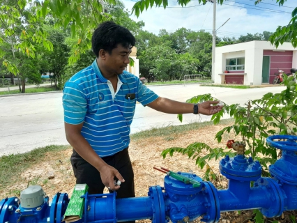 ไฟล์แนบ วันศูกร์ที่ 7 กรกฎาคม 2566 นายสุรพงศ์ สมหวัง ผจก.กปภ.สาขากาญจนดิษฐ์ มอบหมายนายวราพงษ์ ทองเทพ หัวหน้างาน 8 งานผลิตพร้อมพนักงานในสายงานผลิต ออกพื้นที่ตรวจสอบคุณภาพน้ำประปา โดยการตรวจวัดค่าคลอรีนคงเหลือ ค่าความขุ่นในน้ำประปา ค่าความเป็นกรดเป็ฯด่าง  ณ เรือนจำกลางจังหวัดสุราษฎร์ธานี ตำบลพลายวาส อำเภอกาญจนดิษฐ์ จังหวัดสุราษฎร์ธานี โดยเป็นการตรวจสอบและควบคุมคุณภาพน้ำประปาในระบบจ่าย ตามโครงการจัดการน้ำสะอาด (WSP) ตามจุดควบคุมตรวจสอบตามแผนที่กำหนด ผลการตรวจสอบคุณภาพน้ำเป็นไปตามเกณฑ์มาตรฐาน กปภ. 