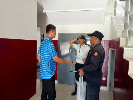 ไฟล์แนบ วันศูกร์ที่ 7 กรกฎาคม 2566 นายสุรพงศ์ สมหวัง ผจก.กปภ.สาขากาญจนดิษฐ์ มอบหมายนายวราพงษ์ ทองเทพ หัวหน้างาน 8 งานผลิตพร้อมพนักงานในสายงานผลิต ออกพื้นที่ตรวจสอบคุณภาพน้ำประปา โดยการตรวจวัดค่าคลอรีนคงเหลือ ค่าความขุ่นในน้ำประปา ค่าความเป็นกรดเป็ฯด่าง  ณ เรือนจำกลางจังหวัดสุราษฎร์ธานี ตำบลพลายวาส อำเภอกาญจนดิษฐ์ จังหวัดสุราษฎร์ธานี โดยเป็นการตรวจสอบและควบคุมคุณภาพน้ำประปาในระบบจ่าย ตามโครงการจัดการน้ำสะอาด (WSP) ตามจุดควบคุมตรวจสอบตามแผนที่กำหนด ผลการตรวจสอบคุณภาพน้ำเป็นไปตามเกณฑ์มาตรฐาน กปภ. 