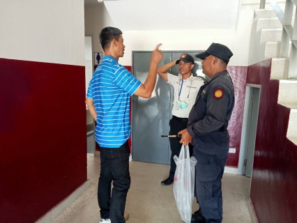 ไฟล์แนบ วันศูกร์ที่ 7 กรกฎาคม 2566 นายสุรพงศ์ สมหวัง ผจก.กปภ.สาขากาญจนดิษฐ์ มอบหมายนายวราพงษ์ ทองเทพ หัวหน้างาน 8 งานผลิตพร้อมพนักงานในสายงานผลิต ออกพื้นที่ตรวจสอบคุณภาพน้ำประปา โดยการตรวจวัดค่าคลอรีนคงเหลือ ค่าความขุ่นในน้ำประปา ค่าความเป็นกรดเป็ฯด่าง  ณ เรือนจำกลางจังหวัดสุราษฎร์ธานี ตำบลพลายวาส อำเภอกาญจนดิษฐ์ จังหวัดสุราษฎร์ธานี โดยเป็นการตรวจสอบและควบคุมคุณภาพน้ำประปาในระบบจ่าย ตามโครงการจัดการน้ำสะอาด (WSP) ตามจุดควบคุมตรวจสอบตามแผนที่กำหนด ผลการตรวจสอบคุณภาพน้ำเป็นไปตามเกณฑ์มาตรฐาน กปภ. 