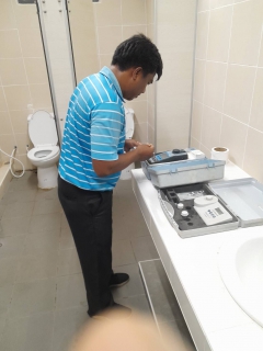 ไฟล์แนบ วันศูกร์ที่ 7 กรกฎาคม 2566 นายสุรพงศ์ สมหวัง ผจก.กปภ.สาขากาญจนดิษฐ์ มอบหมายนายวราพงษ์ ทองเทพ หัวหน้างาน 8 งานผลิตพร้อมพนักงานในสายงานผลิต ออกพื้นที่ตรวจสอบคุณภาพน้ำประปา โดยการตรวจวัดค่าคลอรีนคงเหลือ ค่าความขุ่นในน้ำประปา ค่าความเป็นกรดเป็ฯด่าง  ณ เรือนจำกลางจังหวัดสุราษฎร์ธานี ตำบลพลายวาส อำเภอกาญจนดิษฐ์ จังหวัดสุราษฎร์ธานี โดยเป็นการตรวจสอบและควบคุมคุณภาพน้ำประปาในระบบจ่าย ตามโครงการจัดการน้ำสะอาด (WSP) ตามจุดควบคุมตรวจสอบตามแผนที่กำหนด ผลการตรวจสอบคุณภาพน้ำเป็นไปตามเกณฑ์มาตรฐาน กปภ. 