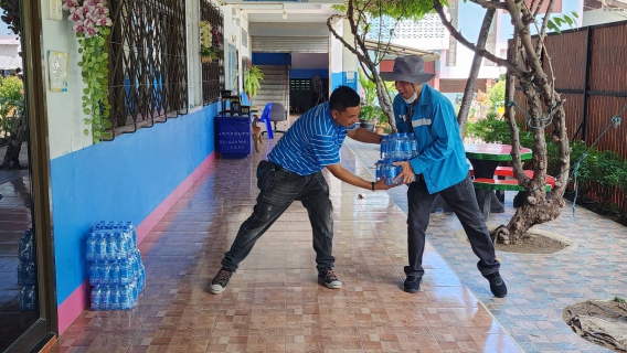 ไฟล์แนบ กปภ.สาขาอ้อมน้อย มอบน้ำดื่มตราสัญลักษณ์ กปภ. ให้กับโรงเรียนวัดสาลวัน จ.นครปฐม