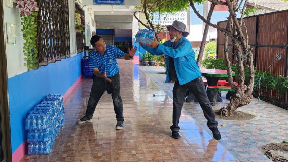 ไฟล์แนบ กปภ.สาขาอ้อมน้อย มอบน้ำดื่มตราสัญลักษณ์ กปภ. ให้กับโรงเรียนวัดสาลวัน จ.นครปฐม