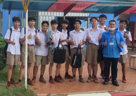 ไฟล์แนบ Fc.มิสเตอร์ประปากำแพงเพชร เข้าได้ทุก Gen นักเรียนแห่ขอถ่ายรูปเพียบ ประดุจ "ฮีโร่" ในดวงใจ