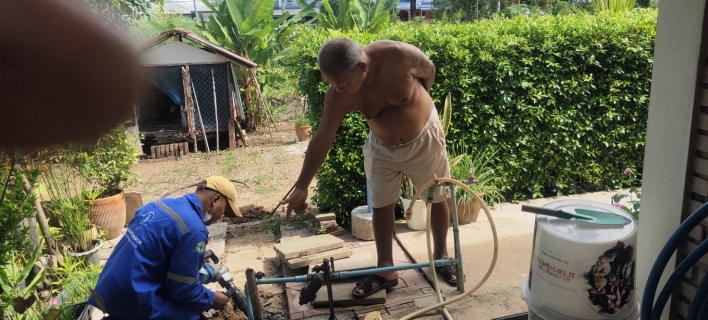 ไฟล์แนบ มิสเตอร์ประปากำแพงเพชร ลุยเดี่ยว ! ย้ายมาตรวัดน้ำ 