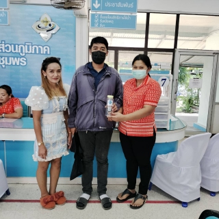 ไฟล์แนบ การประปาส่วนภูมิภาคสาขาชุมพร มอบของที่ระลึก กิจกรรม "จ่ายค่าติดตั้งมาตรใหม่ปุ๊บ  รับปั๊บขวดน้ำ PWA"