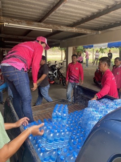 ไฟล์แนบ การประปาส่วนภูมิภาคสาขาพยุหะคีรี มอบน้ำดื่มบรรจุขวดตราสัญลักษณ์แก่ องค์การบริหารส่วนตำบลพยุหะ