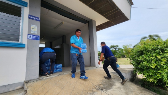 ไฟล์แนบ กปภ.สาขาอ้อมน้อย มอบน้ำดื่มตราสัญลักษณ์ กปภ. ให้กับสำนักงานเทศบาลเมืองกระทุ่มแบน