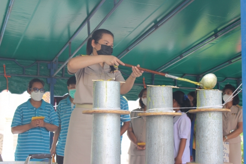 ไฟล์แนบ กปภ.สาขาบ้านบึงร่วมพิธีหล่อเทียน พร้อมมอบน้ำดื่มเพื่อบริการประชาชน