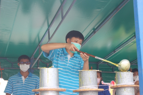 ไฟล์แนบ กปภ.สาขาบ้านบึงร่วมพิธีหล่อเทียน พร้อมมอบน้ำดื่มเพื่อบริการประชาชน