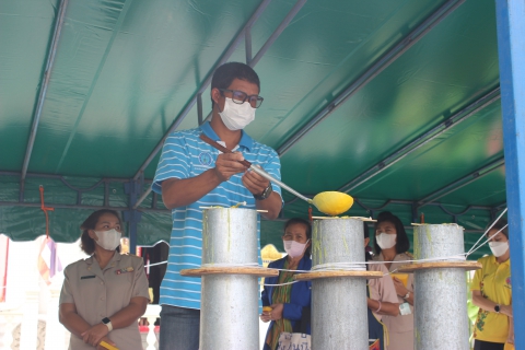 ไฟล์แนบ กปภ.สาขาบ้านบึงร่วมพิธีหล่อเทียน พร้อมมอบน้ำดื่มเพื่อบริการประชาชน