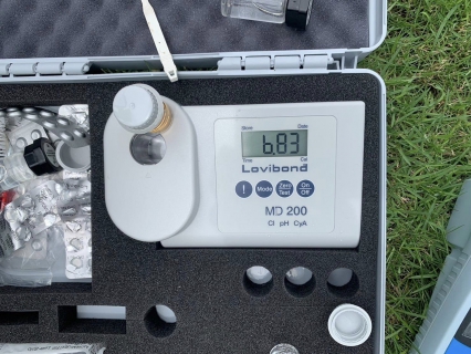 ไฟล์แนบ การประปาส่วนภูมิภาคสาขาอ่าวลึก ออกพื้นที่ตรวจสอบคุณภาพน้ำประปา ตรวจวัดค่าคลอรีน ค่าความขุ่นในน้ำประปา 