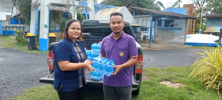 ไฟล์แนบ การประปาส่วนภูมิภาคสาขากาญจนดิษฐ์ มอบน้ำดื่มตราสัญญลักษณ์ กปภ.ให้กับสำนักงานเกษตรอำเภอดอนสัก  เพื่อจัดโครงการคลีนิกเกษตรเคลื่อนที่ในพระราชานุเคราะห์ สมเด็จพระบรมโอรสาธิราชฯ สยามมกุฎราชกุมาร