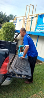 ไฟล์แนบ การประปาส่วนภูมิภาคสาขากาญจนดิษฐ์ มอบน้ำดื่มตราสัญญลักษณ์ กปภ.ให้กับสำนักงานเกษตรอำเภอดอนสัก  เพื่อจัดโครงการคลีนิกเกษตรเคลื่อนที่ในพระราชานุเคราะห์ สมเด็จพระบรมโอรสาธิราชฯ สยามมกุฎราชกุมาร