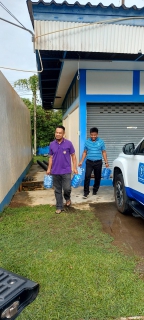 ไฟล์แนบ การประปาส่วนภูมิภาคสาขากาญจนดิษฐ์ มอบน้ำดื่มตราสัญญลักษณ์ กปภ.ให้กับสำนักงานเกษตรอำเภอดอนสัก  เพื่อจัดโครงการคลีนิกเกษตรเคลื่อนที่ในพระราชานุเคราะห์ สมเด็จพระบรมโอรสาธิราชฯ สยามมกุฎราชกุมาร