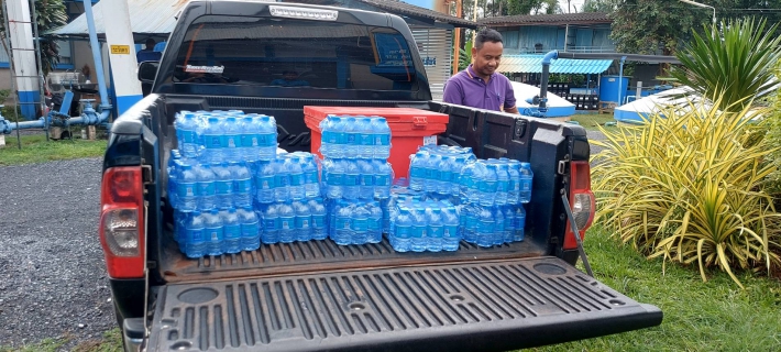 ไฟล์แนบ การประปาส่วนภูมิภาคสาขากาญจนดิษฐ์ มอบน้ำดื่มตราสัญญลักษณ์ กปภ.ให้กับสำนักงานเกษตรอำเภอดอนสัก  เพื่อจัดโครงการคลีนิกเกษตรเคลื่อนที่ในพระราชานุเคราะห์ สมเด็จพระบรมโอรสาธิราชฯ สยามมกุฎราชกุมาร