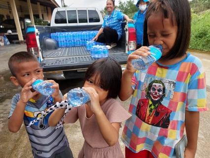 ไฟล์แนบ กปภ.ข.4 ร่วมกับ กปภ.สาขาระนอง แจกจ่ายน้ำดื่มบรรจุขวดตราสัญลักษณ์ กปภ.ให้ผู้ประสบภัยในพื้นที่น้ำท่วม