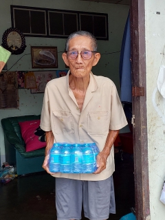 ไฟล์แนบ กปภ.ข.4 ร่วมกับ กปภ.สาขาระนอง แจกจ่ายน้ำดื่มบรรจุขวดตราสัญลักษณ์ กปภ.ให้ผู้ประสบภัยในพื้นที่น้ำท่วม