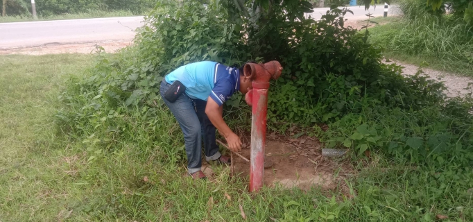 ไฟล์แนบ การประปาส่วนภูมิภาคสาขาคลองท่อมดำเนินการเปิดล้างตะกอนระบายในเส้นท่อจ่ายน้ำ (Blow off) ผ่านหัวดับเพลิง โดยลงพื้นที่บริเวณพื้นที่ตำบลลำทับ อำเภอลำทับ จังหวัดกระบี่