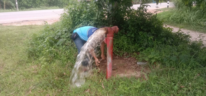 ไฟล์แนบ การประปาส่วนภูมิภาคสาขาคลองท่อมดำเนินการเปิดล้างตะกอนระบายในเส้นท่อจ่ายน้ำ (Blow off) ผ่านหัวดับเพลิง โดยลงพื้นที่บริเวณพื้นที่ตำบลลำทับ อำเภอลำทับ จังหวัดกระบี่