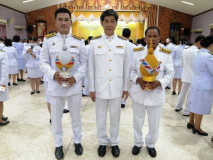 ไฟล์แนบ นายธงชัย  สถิตย์ตระกูล ผู้จัดการการประปาส่วนภูมิภาคสาขาสุโขทัย และนายวัชรพงศ์  พรหมรัตน์ ผู้ช่วยผู้จัดการการประปาส่วนภูมิภาคสาขาสุโขทัย หัวหน้างานและพนักงาน ร่วมทำบุญตักบาตร  ร่วมพิธีถวายสัตย์ปฏิญาณ เพื่อเป็นข้าราชการที่ดีและพลังของแผ่นดิน ร่วมพิธีถวายเครื่องราชสักการะและวางพานพุ่ม และพิธีจุดเทียนถวายพระพรชัยมงคล เฉลิมพระเกียรติพระบาทสมเด็จพระเจ้าอยู่หัว เนื่องในโอกาสมหามงคลเฉลิมพระชนมพรรษา 28 กรกฎาคม 2566   ณ โรงเรียนสุโขทัยวิทยาคม  จังหวัดสุโขทัย