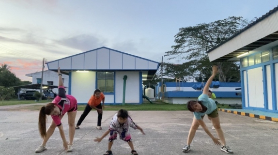 ไฟล์แนบ การประปาส่วนภูมิภาคสาขาไชยา จัดกิจกรรม ออกกำลังกาย เต้นแอโรบิก เพื่อเสริมสร้างสุขภาพพลานัยที่ดีแก่พนักงาน