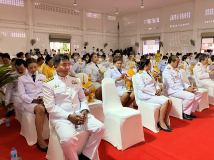 ไฟล์แนบ วันศุกร์ที่ 28 กรกฎาคม 2566 กปภ.สาขากาญจนดิษฐ์ โดยนายสุรพงศ์ สมหวัง ผู้จัดการ กปภ.สาขากาญจนดิษฐ์ มอบหมายพนักงานในสังกัด ร่วมพิธีถวายเครื่องราชสักการะ วางพานพุ่มและถวายพระพรชัยมงคล กิจกรรมเนื่องในโอกาสวันเฉลิมพระชนมพรรษาพระบาทสมเด็จพระเจ้าอยู่หัว ประจำปีพุทธศักราช 2566 โดยในเวลา 17.30 ถึง 19.30 น. ได้เข้าร่วมพิธีถวายเครื่องราชสักการะและวางพานพุ่ม ณ ศาลาประชาคม ที่ว่าการอำเภอ กาญจนดิษฐ์ จ.สุราษฎร์ธานี