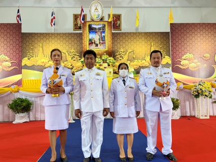 ไฟล์แนบ วันศุกร์ที่ 28 กรกฎาคม 2566 กปภ.สาขากาญจนดิษฐ์ โดยนายสุรพงศ์ สมหวัง ผู้จัดการ กปภ.สาขากาญจนดิษฐ์ มอบหมายพนักงานในสังกัด ร่วมพิธีถวายเครื่องราชสักการะ วางพานพุ่มและถวายพระพรชัยมงคล กิจกรรมเนื่องในโอกาสวันเฉลิมพระชนมพรรษาพระบาทสมเด็จพระเจ้าอยู่หัว ประจำปีพุทธศักราช 2566 โดยในเวลา 17.30 ถึง 19.30 น. ได้เข้าร่วมพิธีถวายเครื่องราชสักการะและวางพานพุ่ม ณ ศาลาประชาคม ที่ว่าการอำเภอ กาญจนดิษฐ์ จ.สุราษฎร์ธานี