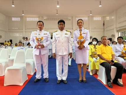 ไฟล์แนบ วันศุกร์ที่ 28 กรกฎาคม 2566 กปภ.สาขากาญจนดิษฐ์ โดยนายสุรพงศ์ สมหวัง ผู้จัดการ กปภ.สาขากาญจนดิษฐ์ มอบหมายพนักงานในสังกัด ร่วมพิธีถวายเครื่องราชสักการะ วางพานพุ่มและถวายพระพรชัยมงคล กิจกรรมเนื่องในโอกาสวันเฉลิมพระชนมพรรษาพระบาทสมเด็จพระเจ้าอยู่หัว ประจำปีพุทธศักราช 2566 โดยในเวลา 17.30 ถึง 19.30 น. ได้เข้าร่วมพิธีถวายเครื่องราชสักการะและวางพานพุ่ม ณ ศาลาประชาคม ที่ว่าการอำเภอ กาญจนดิษฐ์ จ.สุราษฎร์ธานี