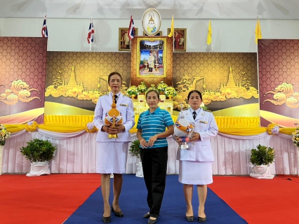 ไฟล์แนบ วันศุกร์ที่ 28 กรกฎาคม 2566 กปภ.สาขากาญจนดิษฐ์ โดยนายสุรพงศ์ สมหวัง ผู้จัดการ กปภ.สาขากาญจนดิษฐ์ มอบหมายพนักงานในสังกัด ร่วมพิธีถวายเครื่องราชสักการะ วางพานพุ่มและถวายพระพรชัยมงคล กิจกรรมเนื่องในโอกาสวันเฉลิมพระชนมพรรษาพระบาทสมเด็จพระเจ้าอยู่หัว ประจำปีพุทธศักราช 2566 โดยในเวลา 17.30 ถึง 19.30 น. ได้เข้าร่วมพิธีถวายเครื่องราชสักการะและวางพานพุ่ม ณ ศาลาประชาคม ที่ว่าการอำเภอ กาญจนดิษฐ์ จ.สุราษฎร์ธานี