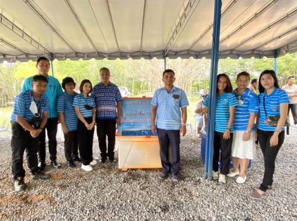 ไฟล์แนบ กปภ.สาขาขลุง เข้าร่วมกิจกรรมการขับเคลื่อนพื้นที่นำร่องเขตพัฒนาเศรษฐกิจพอเพียง (SEDZ) ด้วยโมเดลเศรษฐกิจใหม่ (พิธีทอดผ้าป่า) พร้อมมอบน้ำดื่มตราสัญลักษณ์ กปภ.