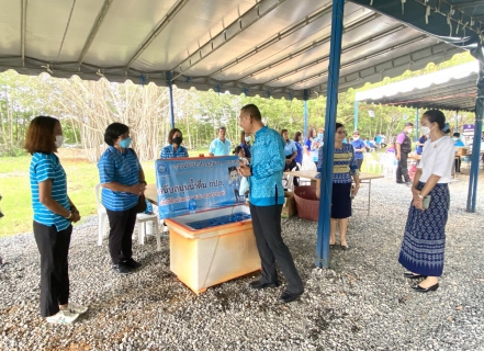 ไฟล์แนบ กปภ.สาขาขลุง เข้าร่วมกิจกรรมการขับเคลื่อนพื้นที่นำร่องเขตพัฒนาเศรษฐกิจพอเพียง (SEDZ) ด้วยโมเดลเศรษฐกิจใหม่ (พิธีทอดผ้าป่า) พร้อมมอบน้ำดื่มตราสัญลักษณ์ กปภ.