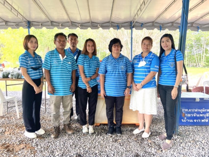 ไฟล์แนบ กปภ.สาขาขลุง เข้าร่วมกิจกรรมการขับเคลื่อนพื้นที่นำร่องเขตพัฒนาเศรษฐกิจพอเพียง (SEDZ) ด้วยโมเดลเศรษฐกิจใหม่ (พิธีทอดผ้าป่า) พร้อมมอบน้ำดื่มตราสัญลักษณ์ กปภ.