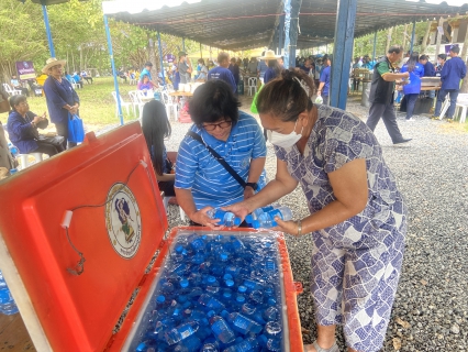 ไฟล์แนบ กปภ.สาขาขลุง เข้าร่วมกิจกรรมการขับเคลื่อนพื้นที่นำร่องเขตพัฒนาเศรษฐกิจพอเพียง (SEDZ) ด้วยโมเดลเศรษฐกิจใหม่ (พิธีทอดผ้าป่า) พร้อมมอบน้ำดื่มตราสัญลักษณ์ กปภ.