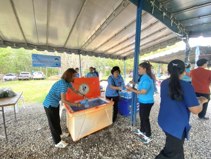 ไฟล์แนบ กปภ.สาขาขลุง เข้าร่วมกิจกรรมการขับเคลื่อนพื้นที่นำร่องเขตพัฒนาเศรษฐกิจพอเพียง (SEDZ) ด้วยโมเดลเศรษฐกิจใหม่ (พิธีทอดผ้าป่า) พร้อมมอบน้ำดื่มตราสัญลักษณ์ กปภ.