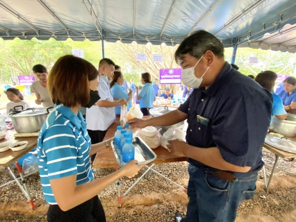 ไฟล์แนบ กปภ.สาขาขลุง เข้าร่วมกิจกรรมการขับเคลื่อนพื้นที่นำร่องเขตพัฒนาเศรษฐกิจพอเพียง (SEDZ) ด้วยโมเดลเศรษฐกิจใหม่ (พิธีทอดผ้าป่า) พร้อมมอบน้ำดื่มตราสัญลักษณ์ กปภ.