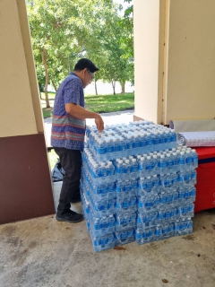 ไฟล์แนบ กปภ.สาขาพระนครศรีอยุธยา(พ) สนับสนุนน้ำดื่มบรรจุขวดตราสัญลักษณ์ กปภ. จำนวน 1,000 ขวด ให้บริการแก่ผู้ร่วมกิจกรรมเฉลิมพระเกียรติพระบาทสมเด็จพระเจ้าอยู่หัว เนื่องในโอกาสวันเฉลิมพระชนมพรรษา 28 กรกฎาคม 2566