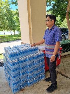 ไฟล์แนบ กปภ.สาขาพระนครศรีอยุธยา(พ) สนับสนุนน้ำดื่มบรรจุขวดตราสัญลักษณ์ กปภ. จำนวน 1,000 ขวด ให้บริการแก่ผู้ร่วมกิจกรรมเฉลิมพระเกียรติพระบาทสมเด็จพระเจ้าอยู่หัว เนื่องในโอกาสวันเฉลิมพระชนมพรรษา 28 กรกฎาคม 2566