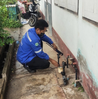 ไฟล์แนบ กปภ.สาขากำแพงเพชร เร่งตรวจสอบข้อต่อตรงมาตรวัดน้ำหัก ลูกค้าชื่นชม " บริการเร็วทันใจ " 