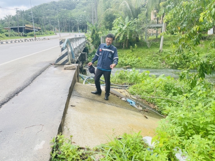 ไฟล์แนบ กปภ.สาขากระบี่ ดำเนินงานตามแผนบริหารจัดการน้ำสูญเสียเชิงรุก เดินหน้าลงพื้นที่บริเวณวัดคลองม่วง ตำบลหนองทะเล อำเภอเมือง จังหวัดกระบี่ เดินเท้าหาท่อแตกรั่ว พร้อมซ่อมปิดจุด เพื่อลดการเกิดน้ำสูญเสีย 