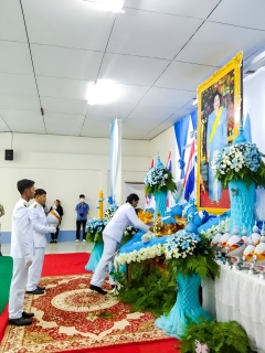 ไฟล์แนบ วันที่ 12 สิงหาคม 2566 การประปาส่วนภูมิภาคสาขาตะกั่วป่า ร่วมกิจกรรมพิธีถวายเครื่องราชสักการะ วางพานพุ่ม และพิธีจุดเทียนถวายพระพรชัยมงคลสมเด็จพระนางเจ้าสิริกิติ์ พระบรมราชินีนาถ พระบรมราชชนนีพันปีหลวง เนื่องในโอกาสวันเฉลิมพระชนมพรรษา 