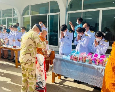 ไฟล์แนบ กปภ.สาขาคลองหลวง เข้าร่วมพิธีทำบุญตักบาตรข้าวสารอาหารแห้งพระสงฆ์ เพื่อถวายพระราชกุศลและพิธีถวายเครื่องราชสักการะ วางพานพุ่ม และพิธีจุดเทียนถวายพระพรชัยมงคล เฉลิมพระเกียรติสมเด็จพระนางเจ้าสิริกิติ์ พระบรมราชินีนาถ พระบรมราชชนนีพันปีหลวง เนื่องในโอกาสวันเฉลิมพระชนมพรรษา 12 สิงหาคม 2566 