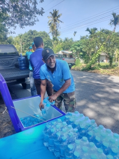 ไฟล์แนบ การประปาส่วนภูมิภาคสาขากาญจนดิษฐ์ ร่วมกิจกรรมจิตอาสา เนื่องในวันเฉลิมพระชนมพรรษา 12 สิงหาคม 2566 ภายใต้กิจกรรม "จิตอาสาพัฒนาปลูกต้นไม้ ณ ศาลาหมู่บ้านหมู่ที่ 9 ตำบลกรูด" นายสุรพงศ์ สมหวัง ผู้จัดการ กปภ.สาขากาญจนดิษฐ์ มอบหมายให้ หัวหน้างานและพนักงานในสังกัด กปภ.ข.4 เข้าร่วมกิจกรรมจิตอาสาพัฒนาปลูกต้นไม้ ณ ศาลาหมู่บ้านหมู่ที่ 9 ตำบลกรูด  เพื่อถวายเป็นพระราชกุศลแด่พระนางเจ้าสิริกิติ์ พระบรมราชินีนาถ พระบรมราชชนนีพันปีหลวง เนื่องในโอกาสวันเฉลิมพระชนมพรรษา 12 สิงหาคม 2566 ณ ศาลาหมู่บ้านหมู่ที่ 9 ต.กรูด  อ.กาญจนดิษฐ์ จ.สุราษฎร์ธานี ในวันที่ 11 สิงหาคม 2566 โดยร่วมเก็บขยะ ทำความสะอาด และปลูกต้นไม้ เพื่อสร้างสิ่งแวดล้อมที่ดีของพื้นที่สาธารณประโยชน์ให้แก่ชุมชน