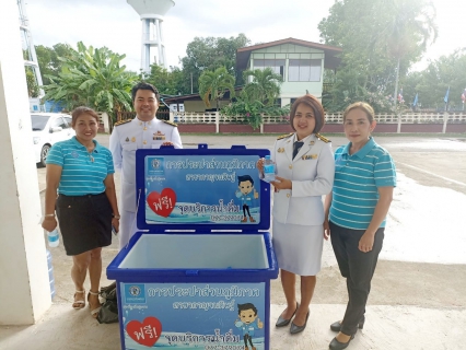 ไฟล์แนบ ในวันที่ ๑๒ สิงหาคม ๒๕๖๖ การประปาส่วนภูมิภาคสาขากาญจนดิษฐ์ ภายใต้การบริหารงานโดยนายสุรพงศ์  สมหวัง ผู้จัดการการประปาส่วนภูมิภาคสาขากาญจนดิษฐ์ มอบหมายให้พนักงานในสังกัด ร่วมแจกน้ำดื่มตราสัญญาลักษณ์ กปภ.ในพิธีถวายเครื่องราชสักการะ วางพานพุ่ม และจุดเทียนถวายพระ พรชัยมงคล สมเด็จพระนางเจ้าสิริกิติ์ พระบรมราชินีนาถ พระบรมราชชนนีพันปีหลวง เนื่องในโอกาสวันเฉลิมพระชนมพรรษา ๑๒ สิงหาคม ๒๕๖๖ ณ ศาลาประชาคม อ.กาญจนดิษฐ์ จ.สุราษฎร์ธานี