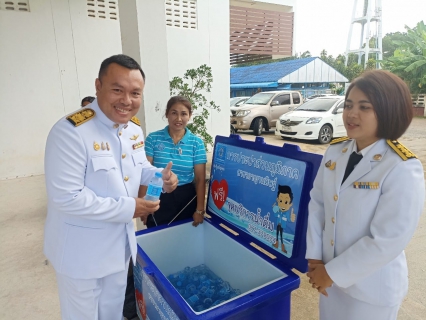 ไฟล์แนบ ในวันที่ ๑๒ สิงหาคม ๒๕๖๖ การประปาส่วนภูมิภาคสาขากาญจนดิษฐ์ ภายใต้การบริหารงานโดยนายสุรพงศ์  สมหวัง ผู้จัดการการประปาส่วนภูมิภาคสาขากาญจนดิษฐ์ มอบหมายให้พนักงานในสังกัด ร่วมแจกน้ำดื่มตราสัญญาลักษณ์ กปภ.ในพิธีถวายเครื่องราชสักการะ วางพานพุ่ม และจุดเทียนถวายพระ พรชัยมงคล สมเด็จพระนางเจ้าสิริกิติ์ พระบรมราชินีนาถ พระบรมราชชนนีพันปีหลวง เนื่องในโอกาสวันเฉลิมพระชนมพรรษา ๑๒ สิงหาคม ๒๕๖๖ ณ ศาลาประชาคม อ.กาญจนดิษฐ์ จ.สุราษฎร์ธานี