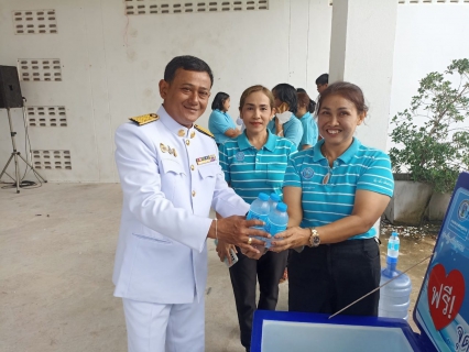 ไฟล์แนบ ในวันที่ ๑๒ สิงหาคม ๒๕๖๖ การประปาส่วนภูมิภาคสาขากาญจนดิษฐ์ ภายใต้การบริหารงานโดยนายสุรพงศ์  สมหวัง ผู้จัดการการประปาส่วนภูมิภาคสาขากาญจนดิษฐ์ มอบหมายให้พนักงานในสังกัด ร่วมแจกน้ำดื่มตราสัญญาลักษณ์ กปภ.ในพิธีถวายเครื่องราชสักการะ วางพานพุ่ม และจุดเทียนถวายพระ พรชัยมงคล สมเด็จพระนางเจ้าสิริกิติ์ พระบรมราชินีนาถ พระบรมราชชนนีพันปีหลวง เนื่องในโอกาสวันเฉลิมพระชนมพรรษา ๑๒ สิงหาคม ๒๕๖๖ ณ ศาลาประชาคม อ.กาญจนดิษฐ์ จ.สุราษฎร์ธานี