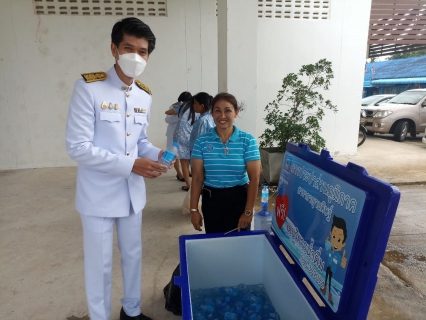 ไฟล์แนบ ในวันที่ ๑๒ สิงหาคม ๒๕๖๖ การประปาส่วนภูมิภาคสาขากาญจนดิษฐ์ ภายใต้การบริหารงานโดยนายสุรพงศ์  สมหวัง ผู้จัดการการประปาส่วนภูมิภาคสาขากาญจนดิษฐ์ มอบหมายให้พนักงานในสังกัด ร่วมแจกน้ำดื่มตราสัญญาลักษณ์ กปภ.ในพิธีถวายเครื่องราชสักการะ วางพานพุ่ม และจุดเทียนถวายพระ พรชัยมงคล สมเด็จพระนางเจ้าสิริกิติ์ พระบรมราชินีนาถ พระบรมราชชนนีพันปีหลวง เนื่องในโอกาสวันเฉลิมพระชนมพรรษา ๑๒ สิงหาคม ๒๕๖๖ ณ ศาลาประชาคม อ.กาญจนดิษฐ์ จ.สุราษฎร์ธานี