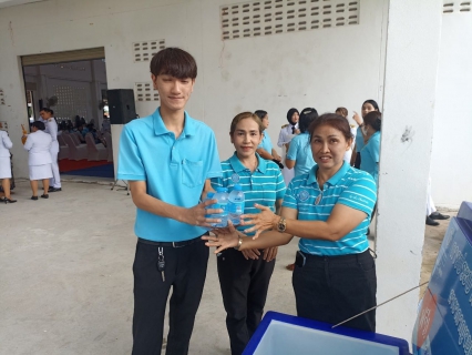 ไฟล์แนบ ในวันที่ ๑๒ สิงหาคม ๒๕๖๖ การประปาส่วนภูมิภาคสาขากาญจนดิษฐ์ ภายใต้การบริหารงานโดยนายสุรพงศ์  สมหวัง ผู้จัดการการประปาส่วนภูมิภาคสาขากาญจนดิษฐ์ มอบหมายให้พนักงานในสังกัด ร่วมแจกน้ำดื่มตราสัญญาลักษณ์ กปภ.ในพิธีถวายเครื่องราชสักการะ วางพานพุ่ม และจุดเทียนถวายพระ พรชัยมงคล สมเด็จพระนางเจ้าสิริกิติ์ พระบรมราชินีนาถ พระบรมราชชนนีพันปีหลวง เนื่องในโอกาสวันเฉลิมพระชนมพรรษา ๑๒ สิงหาคม ๒๕๖๖ ณ ศาลาประชาคม อ.กาญจนดิษฐ์ จ.สุราษฎร์ธานี