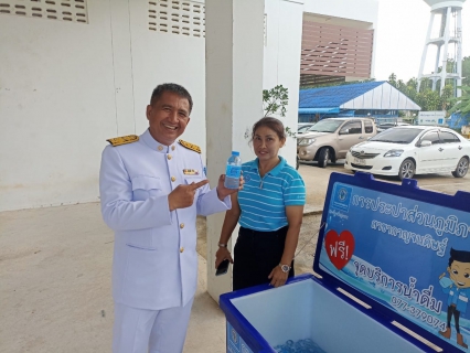 ไฟล์แนบ ในวันที่ ๑๒ สิงหาคม ๒๕๖๖ การประปาส่วนภูมิภาคสาขากาญจนดิษฐ์ ภายใต้การบริหารงานโดยนายสุรพงศ์  สมหวัง ผู้จัดการการประปาส่วนภูมิภาคสาขากาญจนดิษฐ์ มอบหมายให้พนักงานในสังกัด ร่วมแจกน้ำดื่มตราสัญญาลักษณ์ กปภ.ในพิธีถวายเครื่องราชสักการะ วางพานพุ่ม และจุดเทียนถวายพระ พรชัยมงคล สมเด็จพระนางเจ้าสิริกิติ์ พระบรมราชินีนาถ พระบรมราชชนนีพันปีหลวง เนื่องในโอกาสวันเฉลิมพระชนมพรรษา ๑๒ สิงหาคม ๒๕๖๖ ณ ศาลาประชาคม อ.กาญจนดิษฐ์ จ.สุราษฎร์ธานี