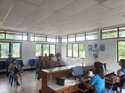 ไฟล์แนบ การประปาส่วนภูมิภาคสาขากาญจนดิษฐ์ ออกรับชำระค่าน้ำประปานอกสถานที่ ประจำเดือน สิงหาคม 2566 ณ สำนักงานดอนสัก เขตจำหน่ายน้ำดอนสัก ถึงเวลา เรามีนัด ทุกวันพุธ สัปดาห์ที่ 3 และ 4 ของทุกเดือน การประปาส่วนภูมิภาคสาขากาญจนดิษฐ์ ภายใต้การบริหารของนายสุรพงศ์ สมหวัง ผู้จัดการการประปาส่วนภูมิภาคสาขากาญจนดิษฐ์ มอบหมายงานจัดเก็บรายได้พร้อมพนักงานในสังกัด ลงพื้นที่รับชำระค่าน้ำประปานอกสถานที่ ประจำเดือน กรกฎาคม 2566 โดยได้ออกรับชำระค่าน้ำประปา วันพุธที่ 16 สิงหาคม 2566 ณ สำนักงานประปาดอนสัก เขตจำหน่ายน้ำดอนสัก หมู่ที่ 5 ตำบลดอนสัก อำเภอดอนสัก จังหวัดสุราษฎร์ธานี เพื่อเป็นการเพิ่มช่องทางในการชำระเงิน รับตำร้องขอติดตั้งมาตรนอกสถานที่ และเพิ่มความสะดวกให้กับลูกค้า กปภ.สาขากาญจนดิษฐ์ อีกช่องทางหนึ่ง